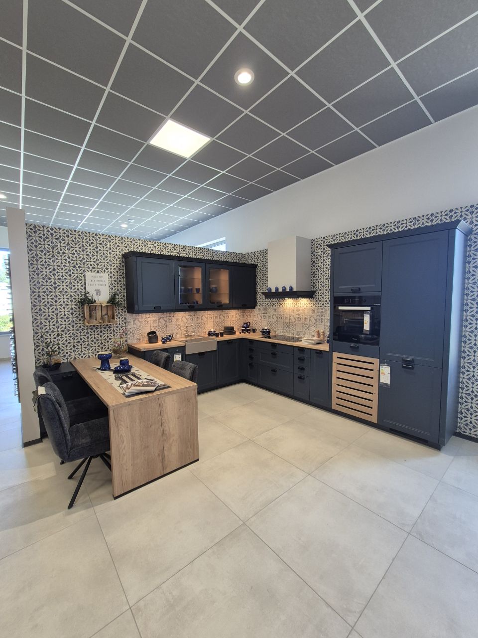 Landhausküche in Anthrazit-Blau mit Tresen